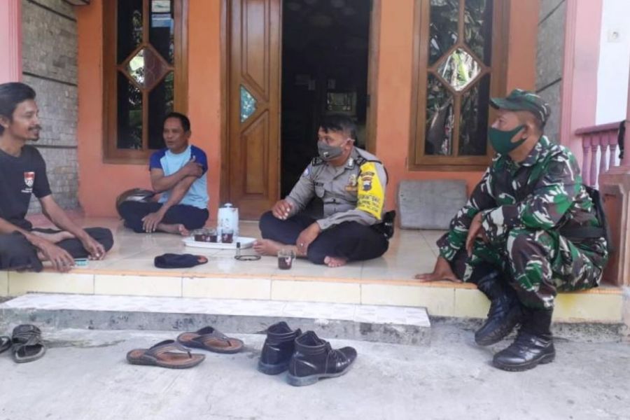 Sinergitas Babinsa Dan Bhabinkamtibmas Kelurahan Debong Tengah Sosialisasikan Protokol Kesehatan