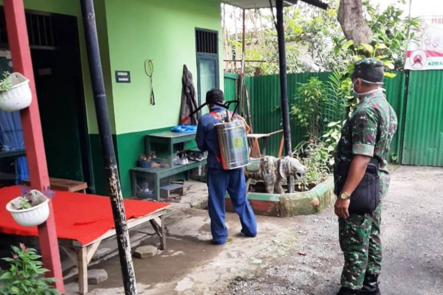 Asrama Koramil 21/Tegal Selatan Disemprot Cairan Desinfektan