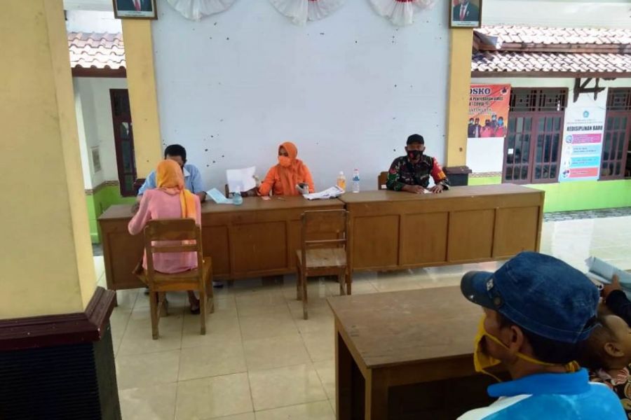 Babinsa Bantu Pendistribusian BST Di Desa Jatimulya