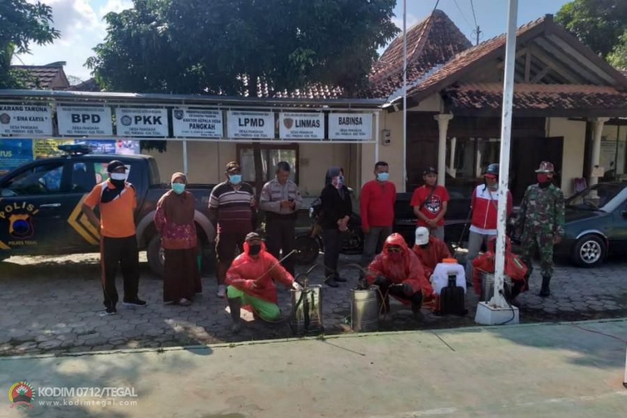 Babinsa Koramil 11/Pangkah Bantu Penyemprotan Cairan Disinfektan Cegah Corona