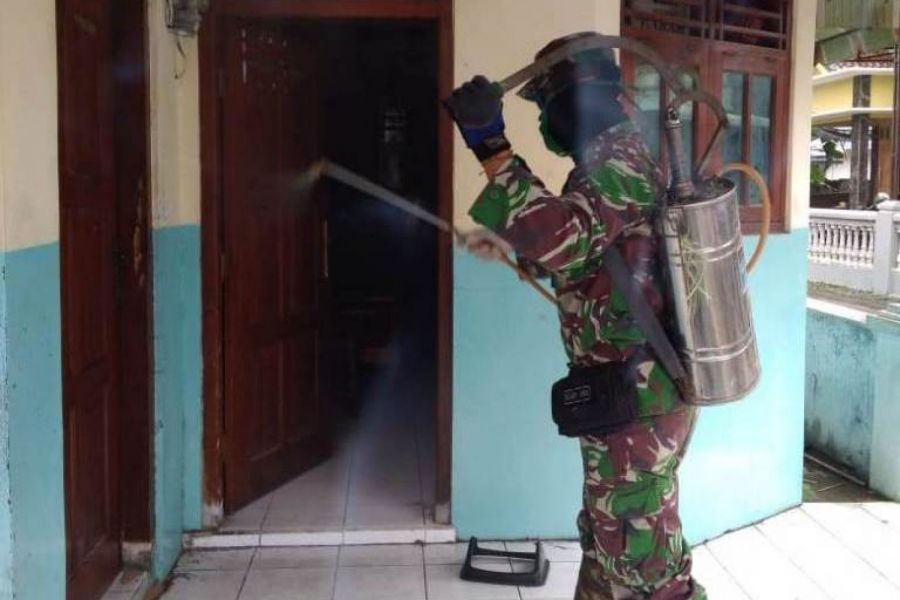 Upaya Antisipasi Penyebaran Virus Corona Babinsa Koramil 10 Dukuhturi Lakukan Sosialisasi dan Penyem