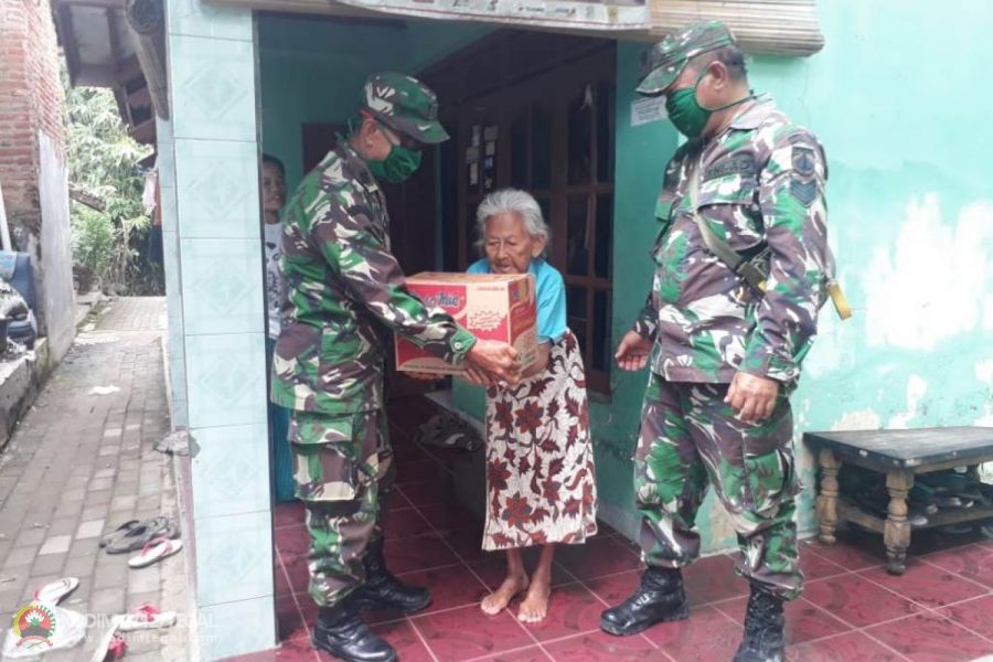 Koramil Kedungbanteng Salurkan Sembako Bagi Warga Lansia Kurang Mampu