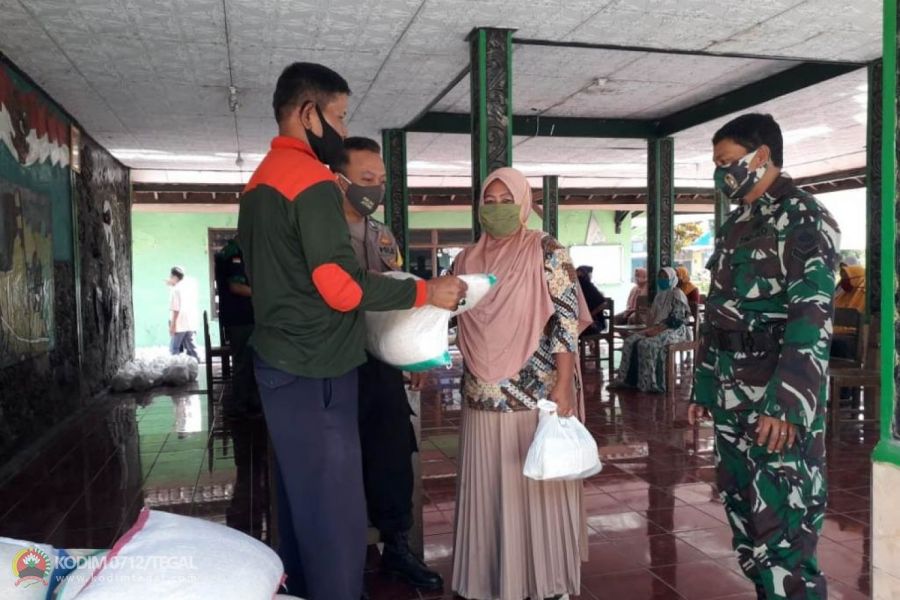 Babinsa Lebaksiu Pendampingan Penyaluran Paket Sembako