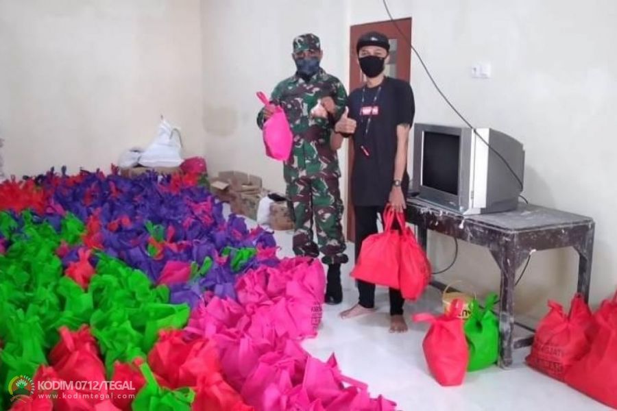 Peran Aktif Babinsa Koramil 09/Tarub Pendampingan pembagian Sembako di Desa Karangjati