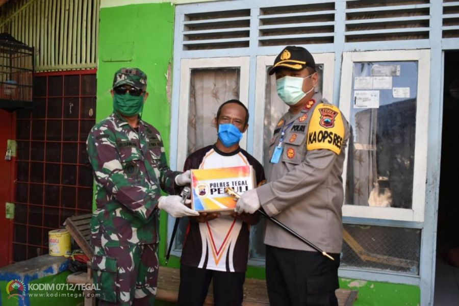 Bhakti sosial serentak Polda Jateng terhadap masyarakat yang terdampak Covid 19 di sekitar Mako Polr