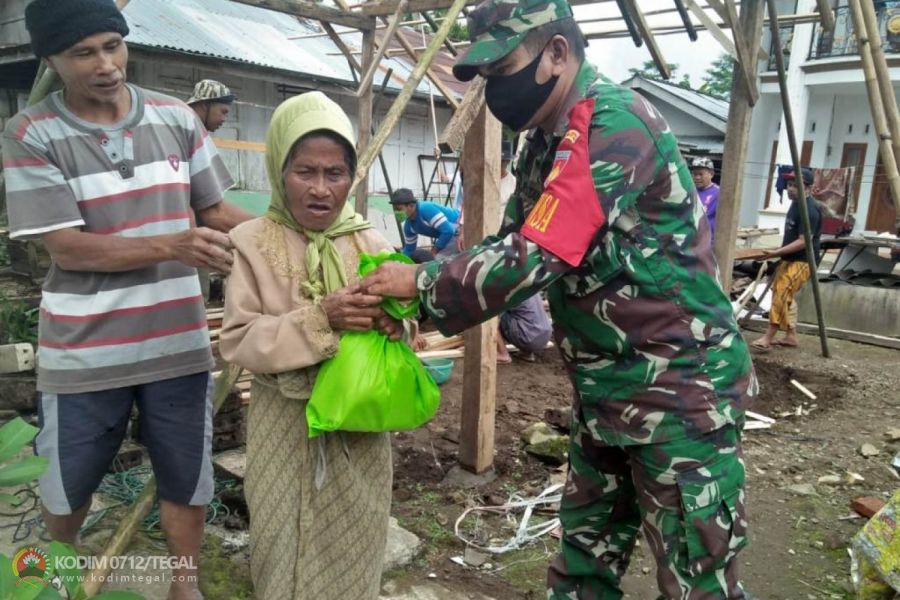 Koramil 20/Bojong Berikan Bantuan Sembako Kepada Nenek Sebatang Kara di Desa Suniarsih