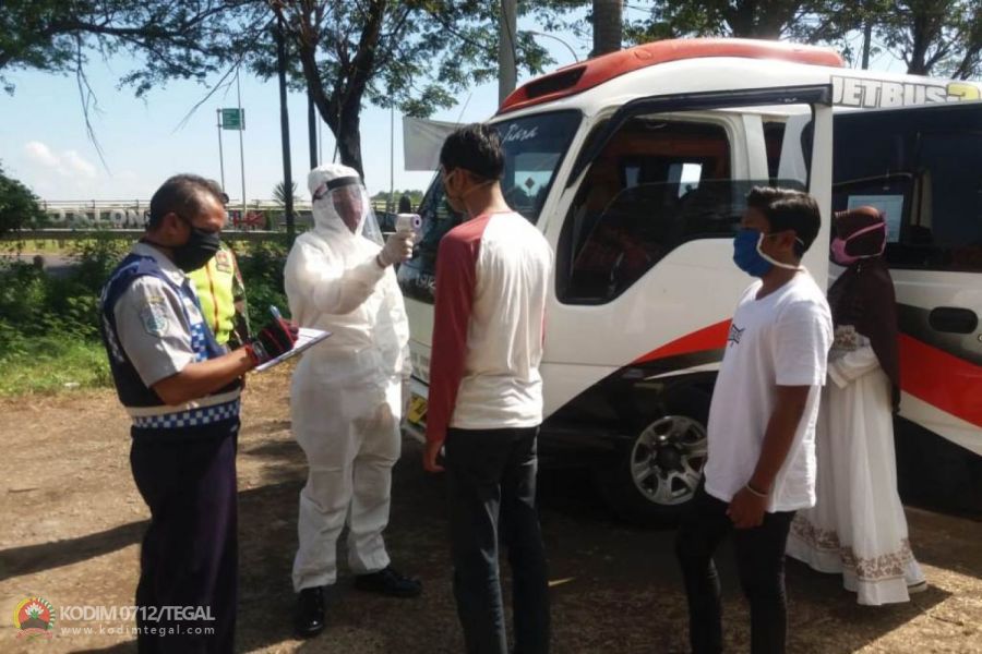 Koramil 16/Margasari,Bantu Pos Pam Pantau Terpadu Arus Mudik Covid-19