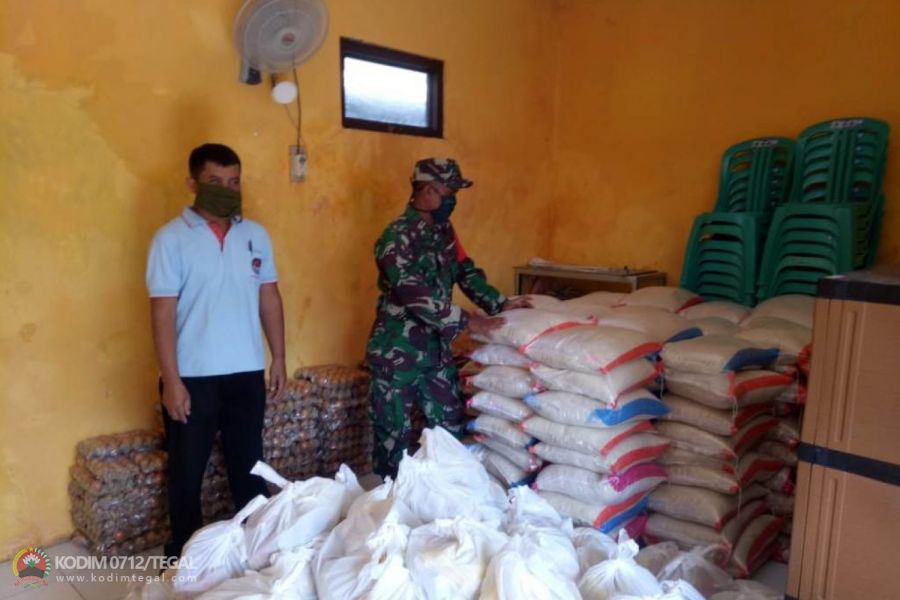 Babinsa Dinuk lakukan pengamanan dan Monitoring Bantuan Sembako