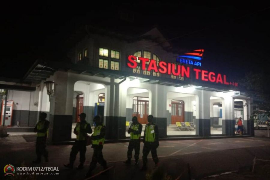 Tegakan Disiplin Protokol New Normal, Danramil 02/Tegal Timur Pimpin Patroli