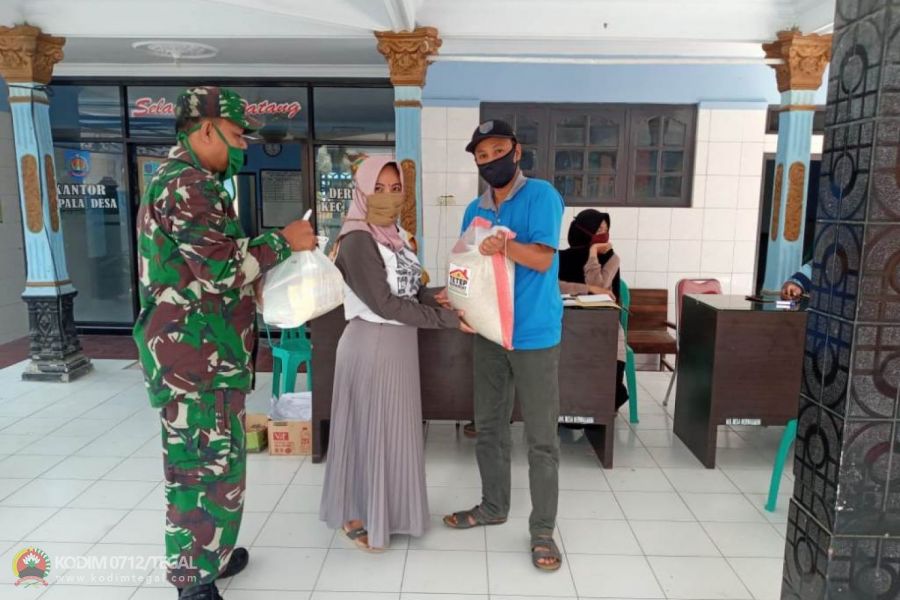 Babinsa Dermasandi Bantu Distribusikan Bantuan Sembako