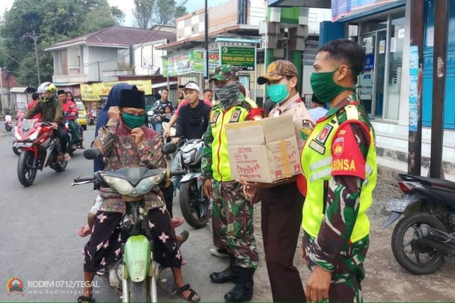 Aksi Peduli Koramil Bojong bersama Pramuka Bagikan Masker dan Takjil Pada Pengendara Sepeda Motor