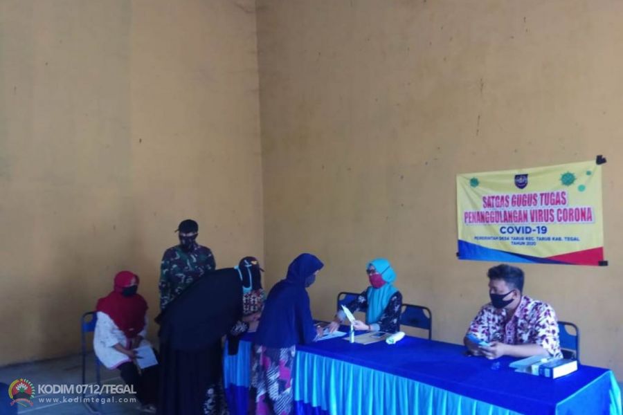 Babinsa Koramil 09/Tarub lakukan pendampingan dalam pembagian BLT