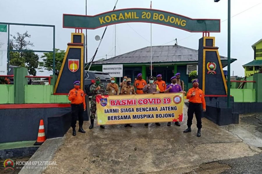 Danramil Bojong Laksanakan Pendampingan Penyemprotan Disinfektan Dan Pembagian Masker