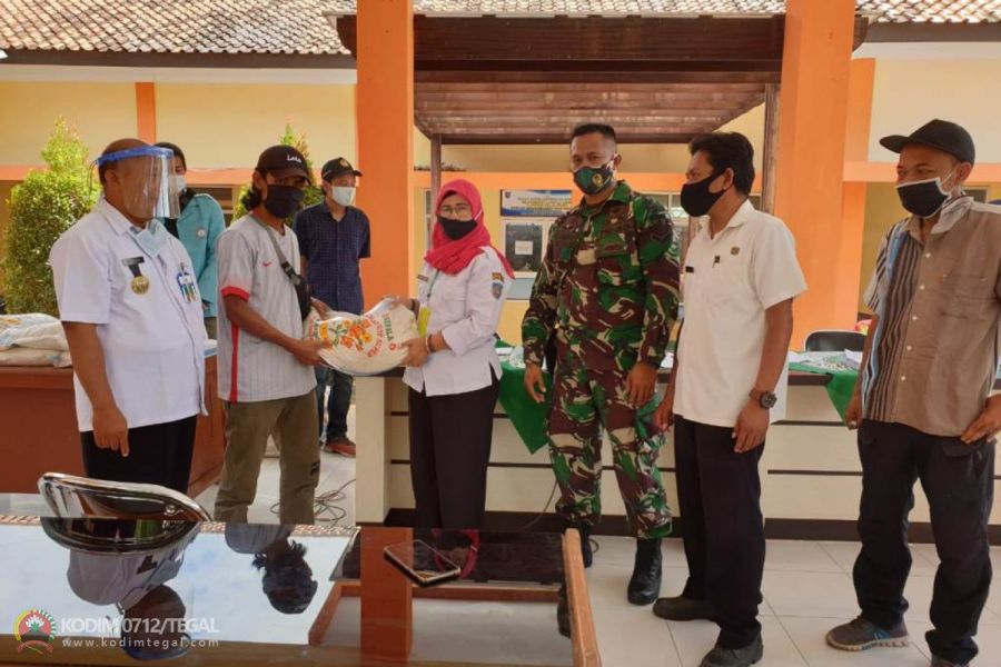 Babinsa Kudaile pendampingan pelaksanaan pembagian Sembako