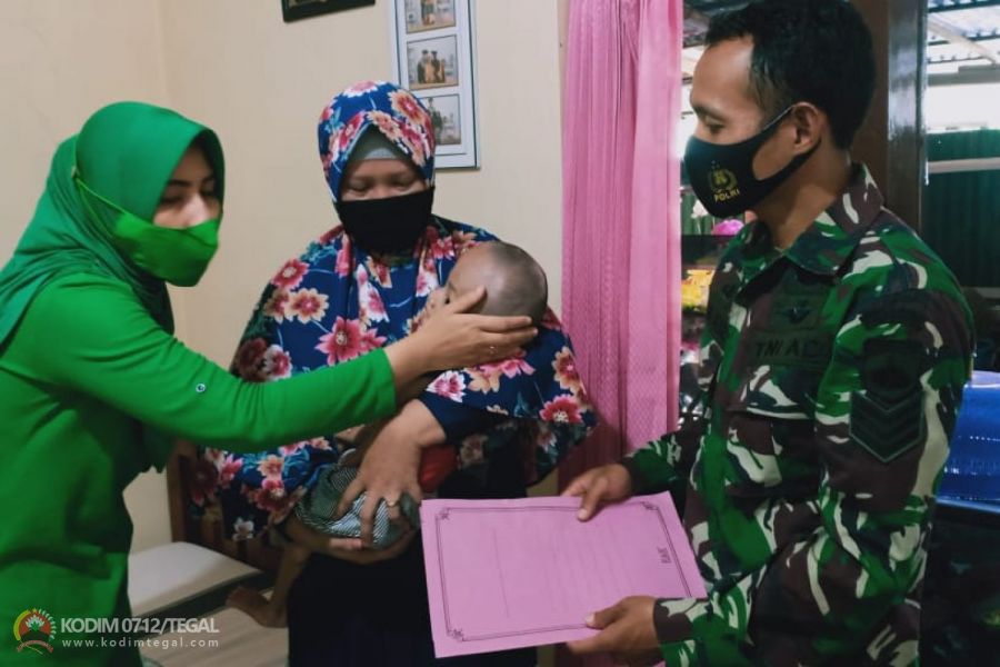 Bentuk Kepedulian Ketua Persit Tegal Kepada Keluarga Anggota Yang Sedang Sakit