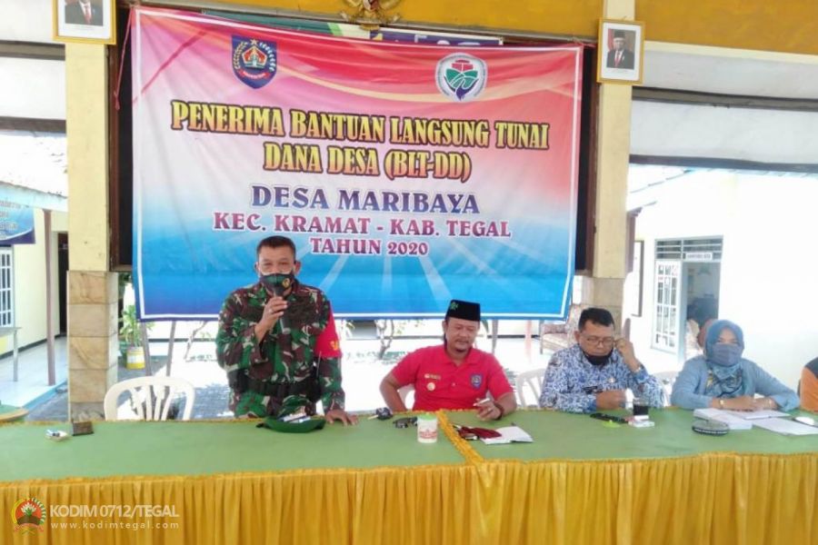 Babinsa Lakukan Pendampingan Penyaluran Bantuan BLT DD Di Desa Maribaya