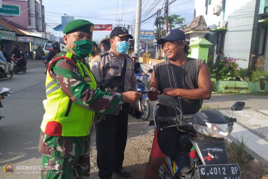 Upaya Cegah Wabah Corona, Tim Gugus Tugas Covid – 19 Kramat Bagikan Masker