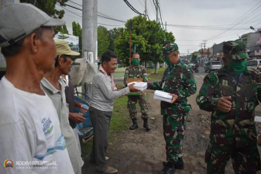 Jelang Buka Puasa, Dandim Tegal Bagikan Nasi Kotak  kepada Masyarakat Kurang Mampu