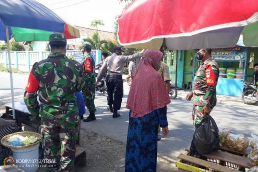 Babinsa Koramil 08/Talang Laksanakan Penegakan disiplin Protokol Kesehatan