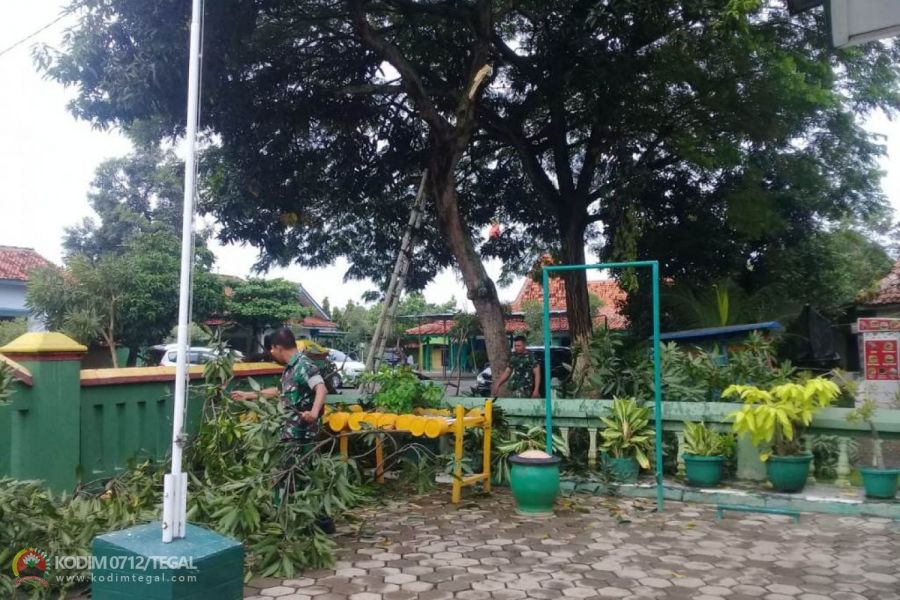 Ciptakan Lingkungan Kerja Yang Sehat, Koramil 06/Kramat  Bersih-Bersih Pangkalan