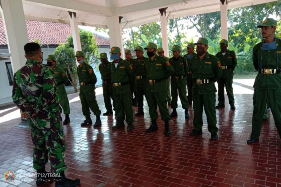 Tingkatkan Kemampuan, Babinsa Kormil 06/Kramat Latih Kedisiplinan Linmas