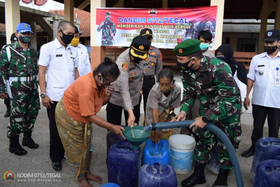 Bantuan air bersih dari Kodim 0712/Tegal untuk warga Ds. Jatimulya dan Ds. Harjasari Kec. Suradadi