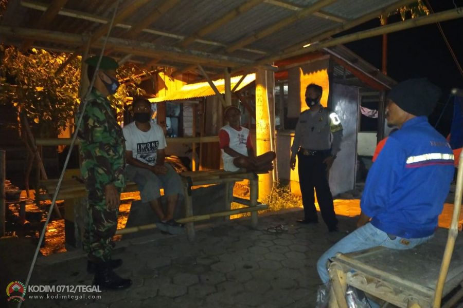 Cuaca Hujan Operasi Prokes Terus Berjalan, Babinsa Lebaksiu Laksanakan Patroli