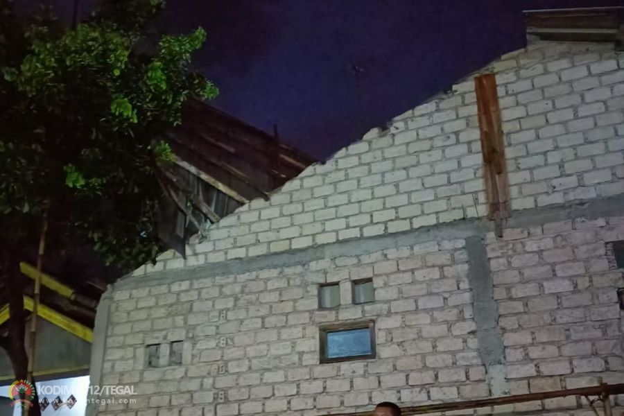 3 Rumah Warga Desa Kajenengan Kec. Bojong Diterjang Angin Puting Beliung