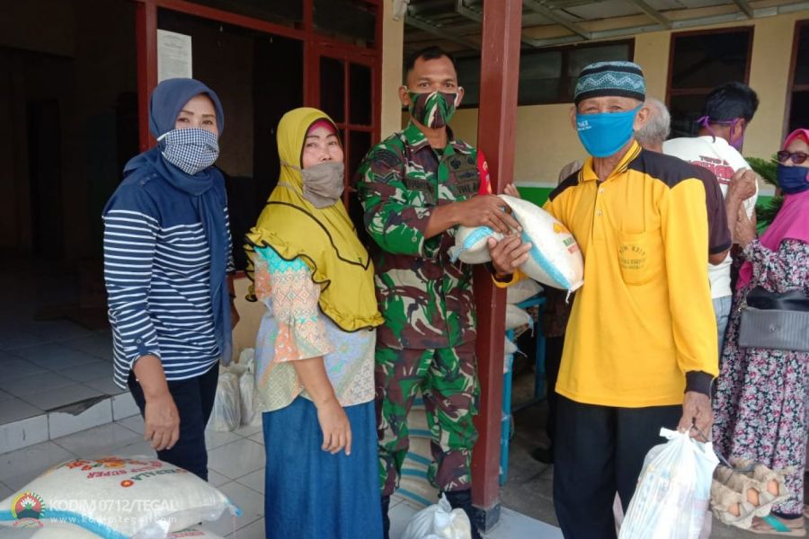Selalu Hadir di Tengah Warga Binaan, Babinsa Koramil Slawi Dampingi Pendistribusian Sembako
