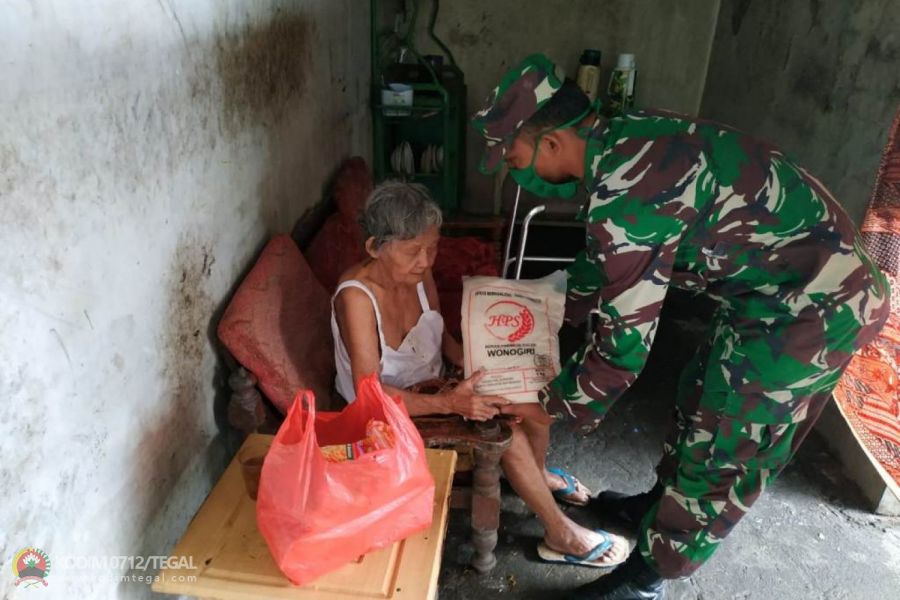 Dampak Covid-19,Danramil Dukuturi Bagikan Sembako Bagi Warga Kurang Mampu