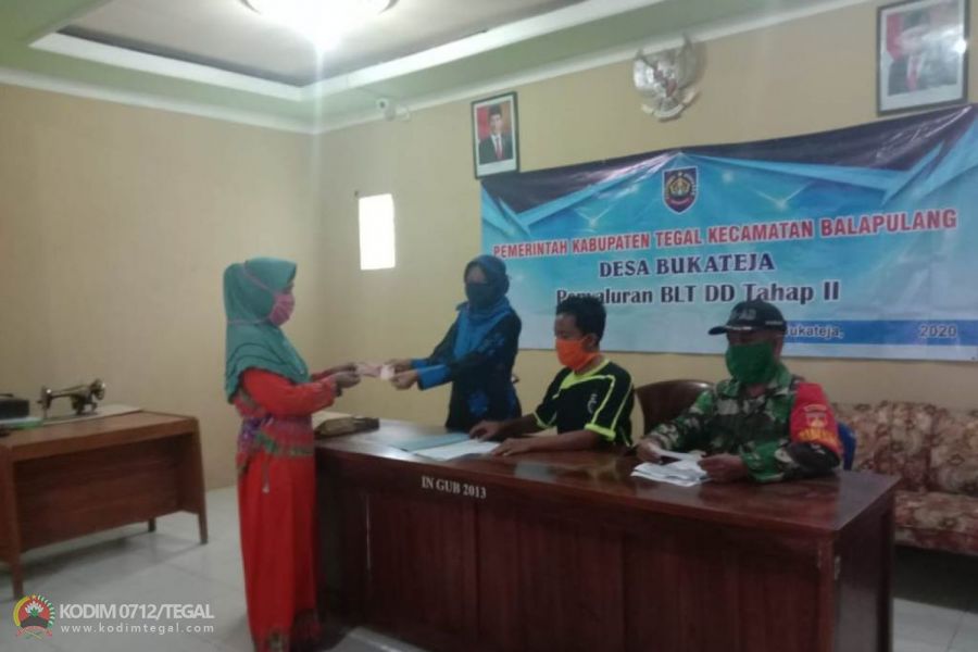 Babinsa Bukateja Lakukan Pendampingan Pendistribusian BLT DD Tahap II