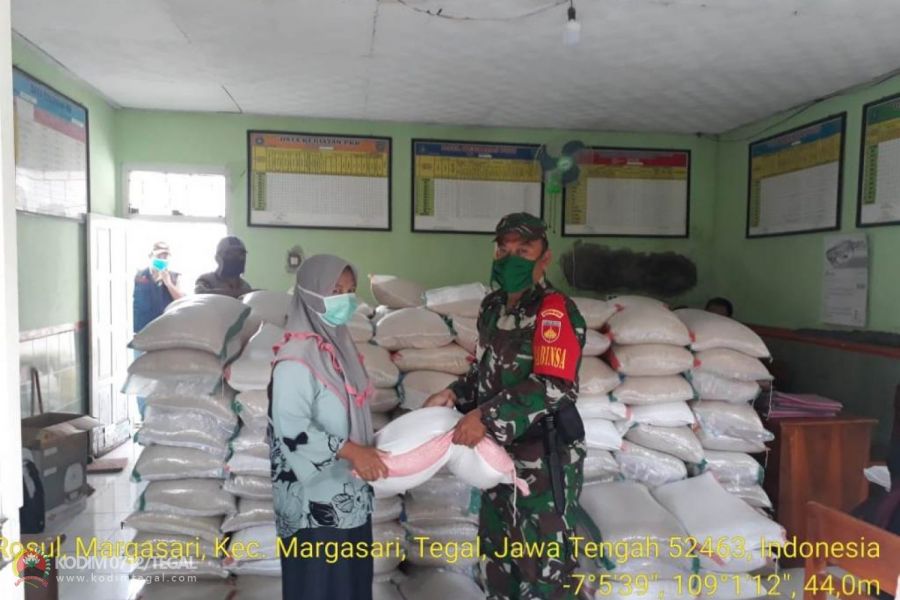 Babinsa Margasari Pantau Langsung Pendistribusian Pembagian Sembako Untuk Warga Margasari