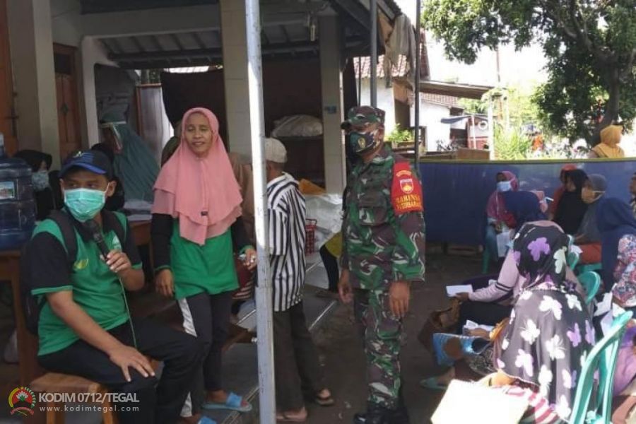 Babinsa Pagerbarang Dampingi Pembagian Paket Sembako