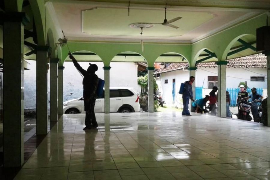 Koramil Tarub Bantu Penyemprotan Desinfektan Pada Fasilitas Umum dan Tempat Ibadah