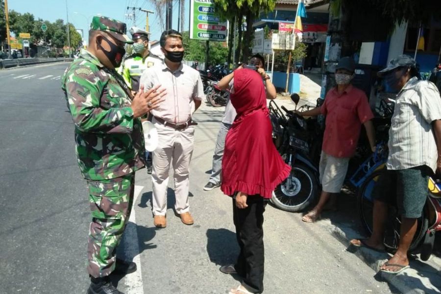 Sosialisasi dan Edukasi Pakai Masker Oleh Babinsa Koramil 03/Sumurpanggang