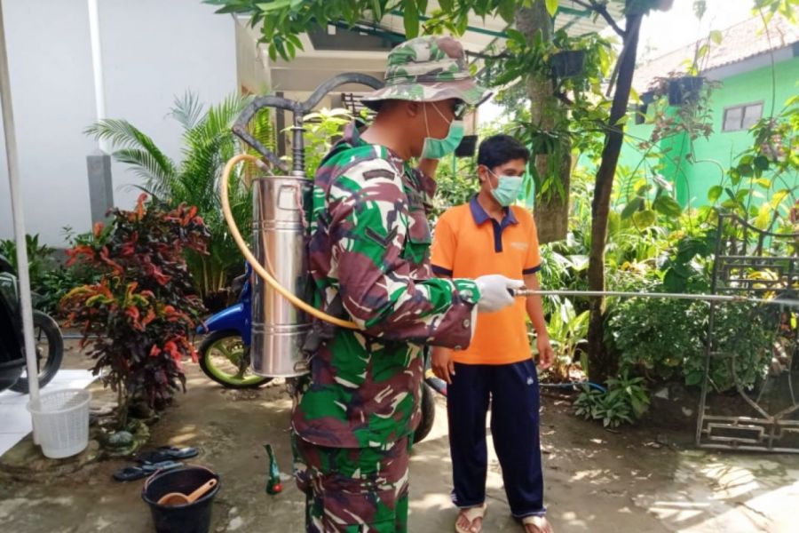 Babinsa Debong Tengah Ajak Warga Lakukan Penyemprotan Disinfektan Secara Mandiri Di Lingkunganya