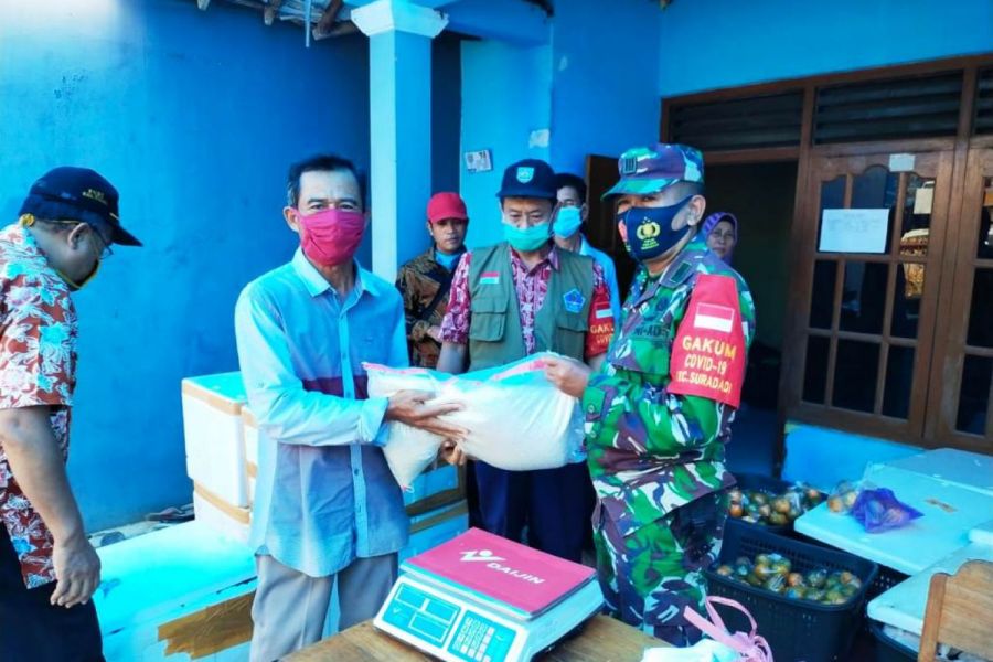 Babinsa Pantau Pembagian Paket Sembako Untuk 984 KPM