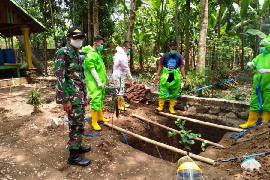 TPU Mbah Indang Desa Sindang Didatangi Petugas Berpakaian APD