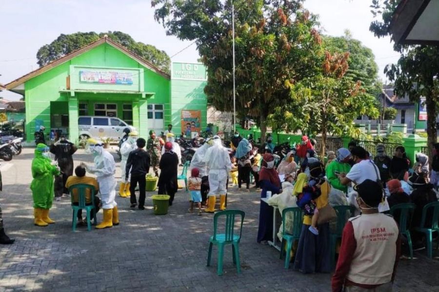 Danramil 18/Pagerbarang mengawasi Swab Pedagang Pasar Randusari