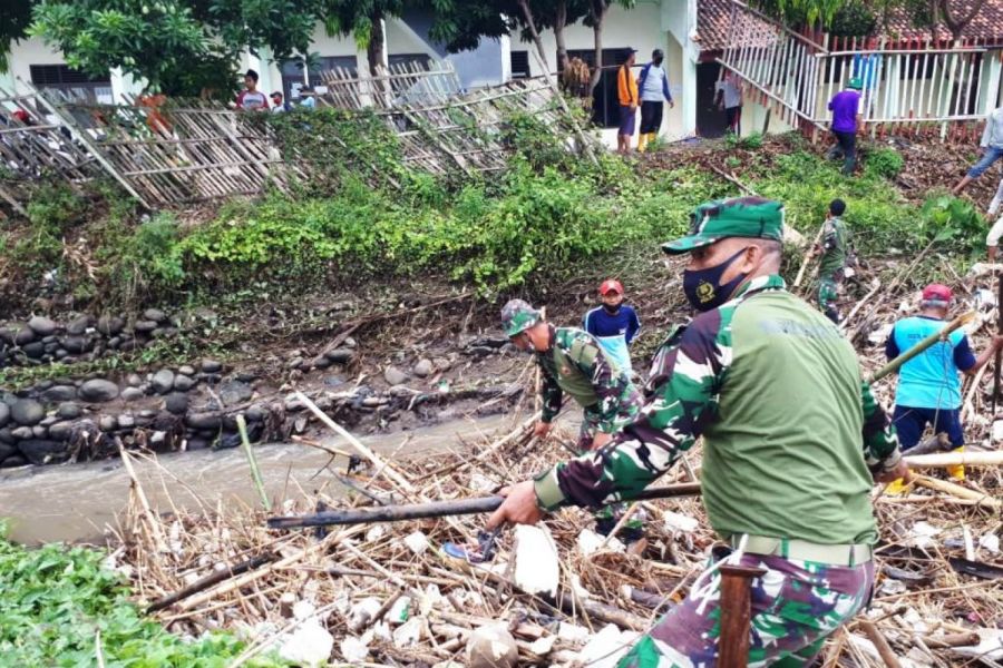 Antisipasi Banjir, Sampah Kali Kemiri Dibersihkan