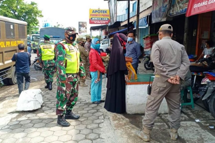 Anggota Koramil Pangkah Ikuti Operasi Yustisi Di Wilayah Balapulang