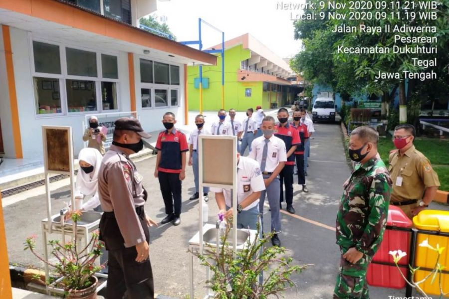 Koramil Dan Polsek Adiwerna Bantu Simulasikan Pembelajaran Tatap Muka Di SMKN 1 Adiwerna