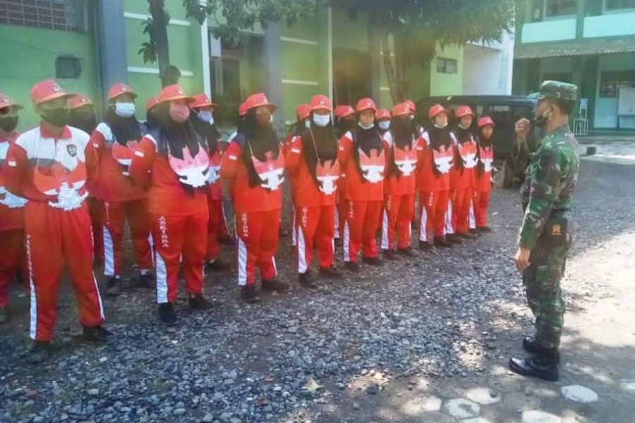 Dengan Tetap Terapkan Prokes, Babinsa Koramil Slawi Latihkan PBB