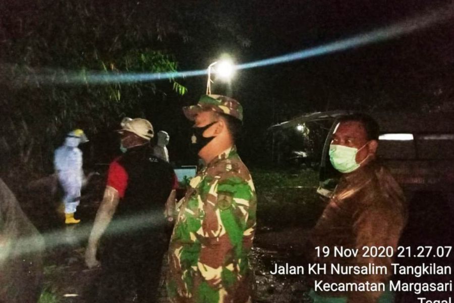 Babinsa Koramil 18/Margasari Amankan Proses Pemakaman Jenazah Sesuai Standar Prokes Covid - 19