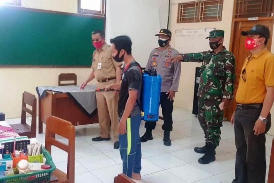Muspika Dukuhturi Dampingi Penyemprotan Disinfekatan Kantor Desa Pekauman Kulon