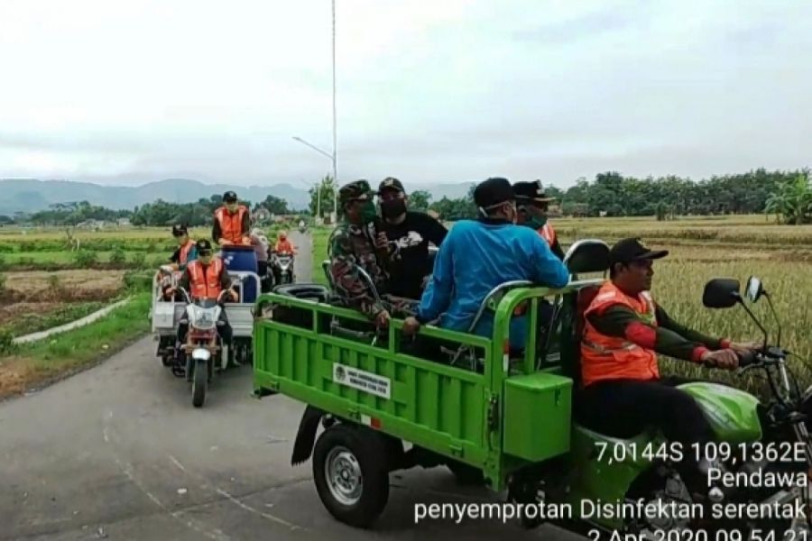 Babinsa Dan Petugas Semprot Disinfektan Dan Himbau Warga Pendawa Lawan Covid-19