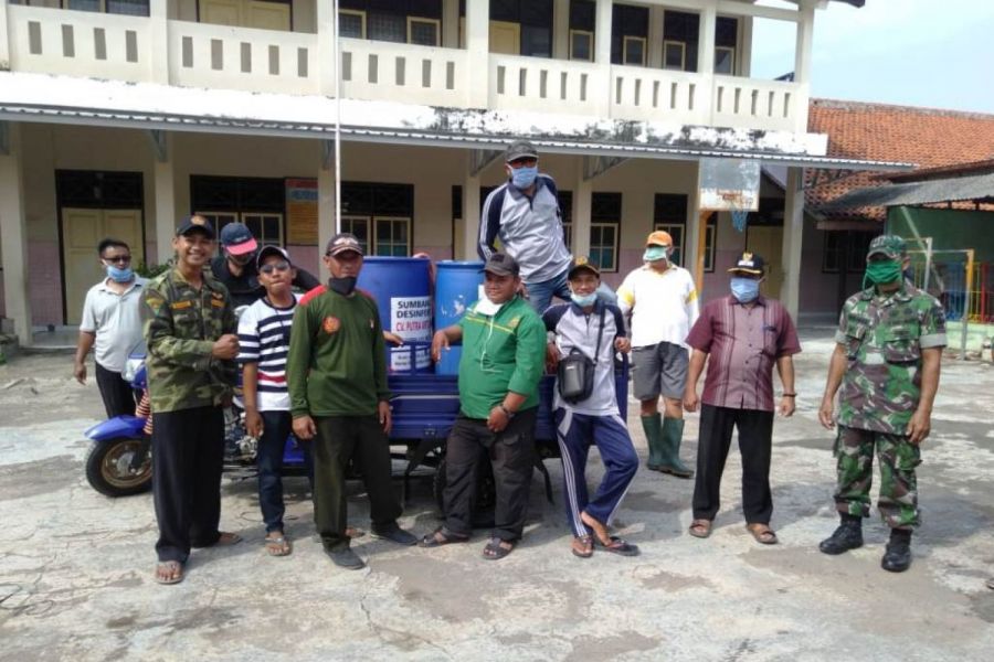 Pelda Suharna Bantu Tim Penanggulangan Covid-19 Lakukan Penyemprotan Di Desa Pengarasan