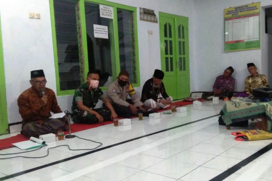 Babinsa dan Bhabinkamtibmas Timbangreja Silaturahmi Bersama Pengurus Masjid Baitul Mukhlisin