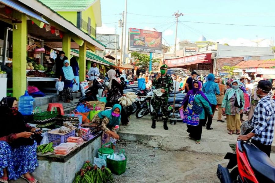 Danramil Sampaikan Himbauan Kepada Pelaku Ekonomi Di Pasar Bojong