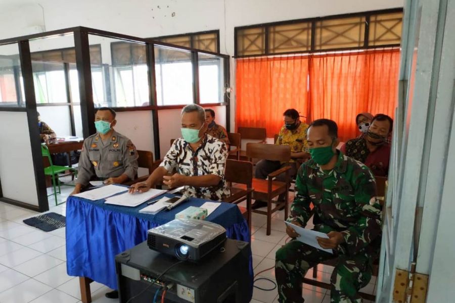Danramil Bersama Forkopimcam Dukuhturi Ikuti Vidcon Dengan Bupati Tegal